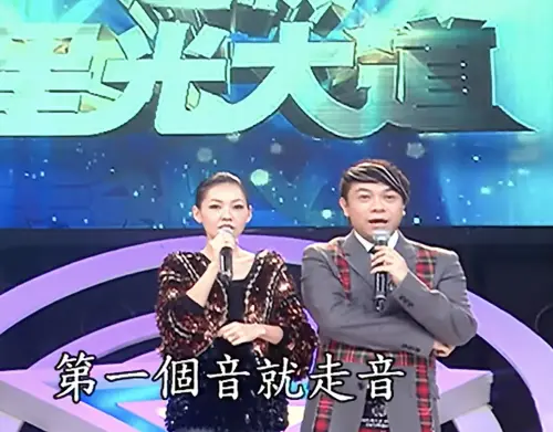 ▲蔡康永（右）向評審確認小S（左）是否唱第一個音就走音。（圖／摘自 超級星光大道 YT）