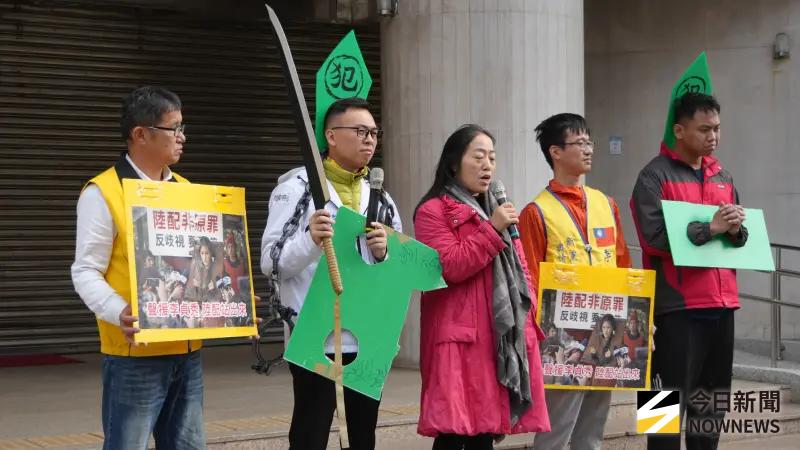 ▲李貞秀接任立委，中配村長鄧萬華（中）到處聲援，並演出行動劇。（圖／記者呂炯昌攝，2026.02.03）