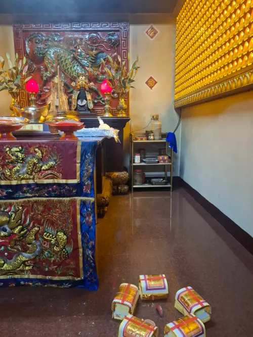 ▲烏日高鐵市福德祠驚現「圓弧立筊」，廟方以金紙慎重圍繞，吸引信眾目光。(圖／柳榮俊攝2026.2.3)