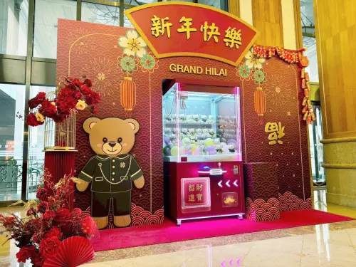 ▲高雄漢來飯店於新春期間推出房客可玩保夾必中娃娃機，最大獎是價值8888元的「平日一泊一食住宿券」。（圖／高雄漢來提供https://www.grand-hilai.com）