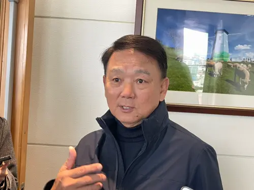 ▲台鋼雄鷹總教練洪一中近2天參與《NOWnews》棒球節目「野球名人房」直播派對，都強調打者積極出棒的重要性。（圖／記者林子翔攝）