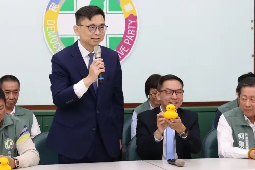 ▲ 賴瑞隆宣布，將邀請現任市長陳其邁出任其競選總部主任委員，且競選團隊將比照總統大選的高規格架構，也會邀請高雄市八位立委分別擔任各戰區總幹事。（圖／民進黨高雄市黨部提供）