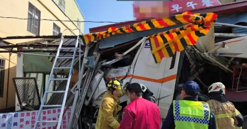 快訊／嘉義驚悚車禍！砂石車失控撞早午餐店　「車頭卡死」釀2傷
