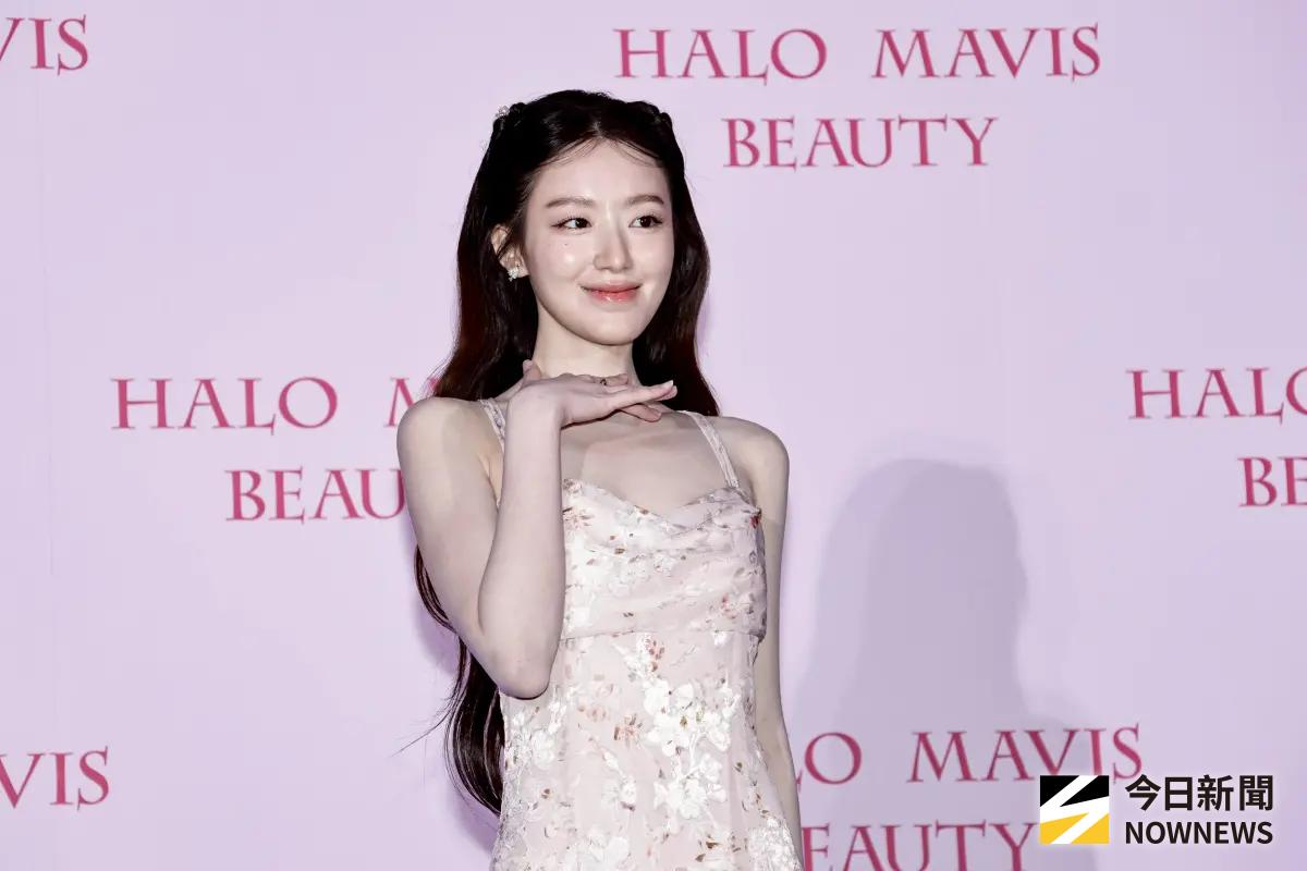 ▲i-dle成員舒華因為新歌《Mono》4K畫質的關係，法令紋變得超明顯，但她今天回台出席記者會，幾乎看不出爭議中的臉部線條變化，氣質又美麗。（圖／記者吳翊緁攝）