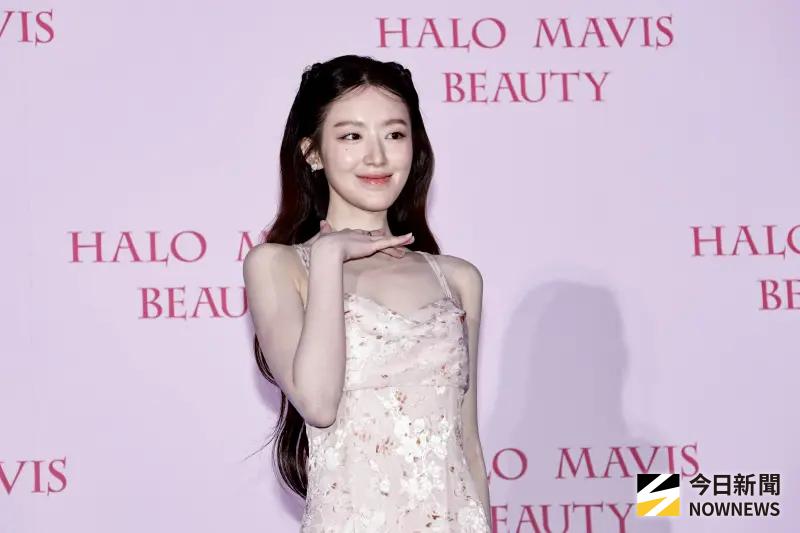 ▲i-dle成員舒華因為新歌《Mono》4K畫質的關係，法令紋變得超明顯，但她今天回台出席記者會，幾乎看不出爭議中的臉部線條變化，氣質又美麗。（圖／記者吳翊緁攝）