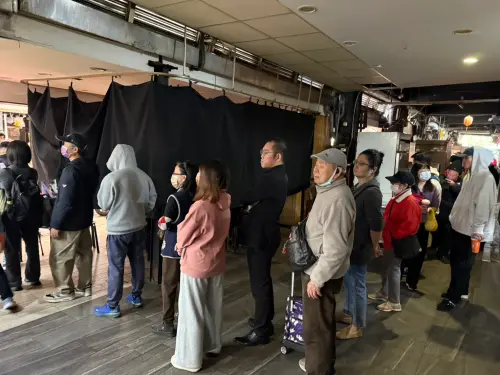 ▲直擊台北萬華源芳刈包破百人排隊！人潮從店門口開始繞華西街一大圈。（圖／記者蕭涵云攝）