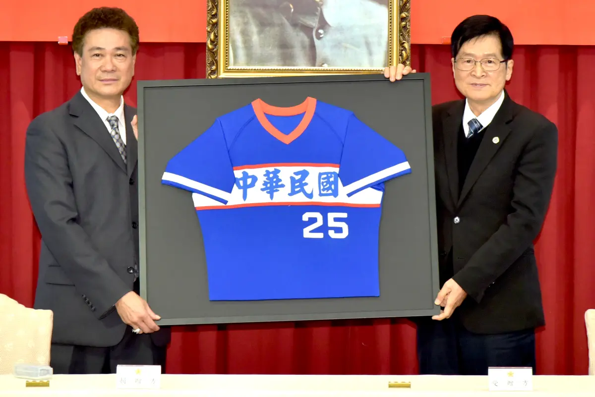 ▲原住民族委員會副主委陳義信（左），捐贈棒球生涯文物給退輔會。（圖／退輔會提供）