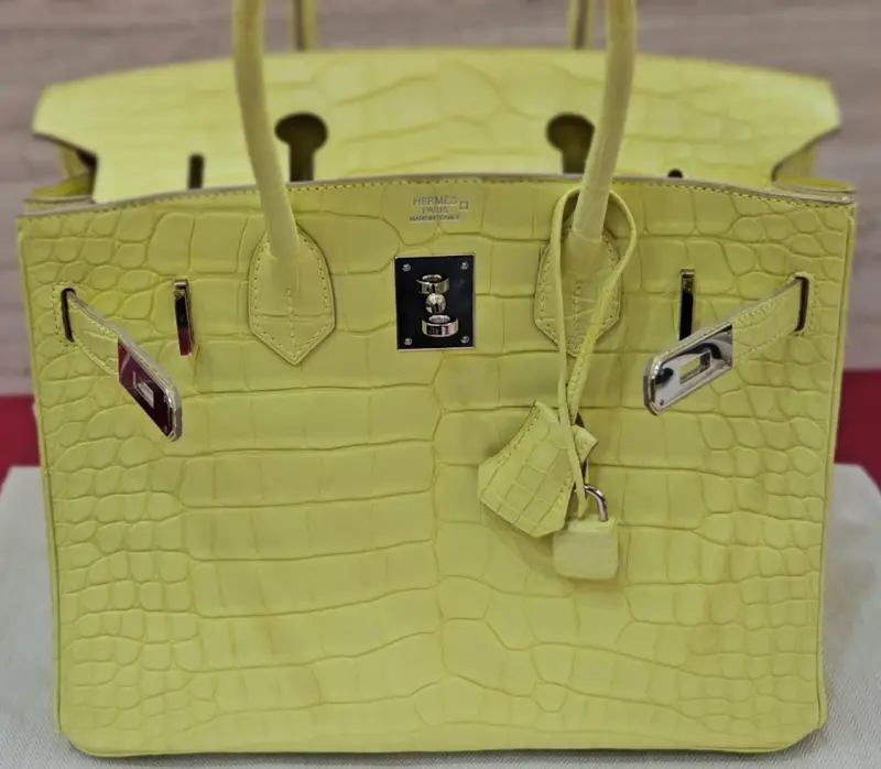    ▲這款「愛馬仕霧面鱷魚皮鉑金包」由太子集團在台最高領導人李添所持有，最終以84萬元拍出。（圖／記者劉松霖攝）  