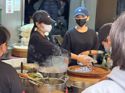 ▲5個店員各司其職，組裝刈包、幫忙裝袋。（圖／記者蕭涵云攝）