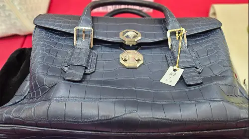 ▲STEFANO RICCI黑色包包以16萬5千元拍出。（圖／記者劉松霖攝）