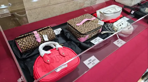 ▲太子集團案首波拍賣會9款名牌包都沒流標，總進帳130萬5千元。（圖／記者劉松霖攝）