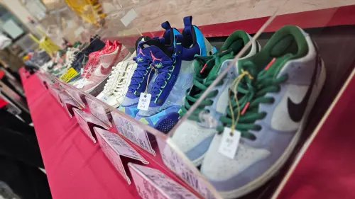 ▲行政執行署士林分署舉辦太子集團案首波拍賣會，共有21雙名牌鞋開放競標。（圖／記者劉松霖攝）