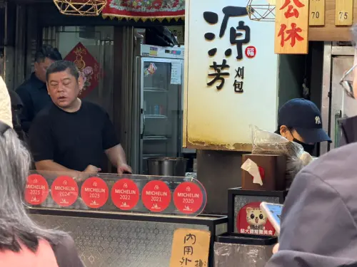 ▲獲得2020～2025年必比登推薦的萬華源芳刈包，今尾牙當天大排隊。（圖／記者蕭涵云攝）