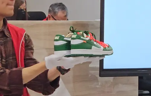 ▲NIKE與海尼根聯名款球鞋「Heineken x Nike SB Dunk Low」，絕版品市場行情破10萬元，拍賣會以1萬3千500元拍出。（圖／記者劉松霖攝）