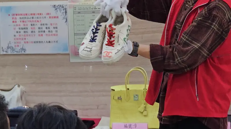    ▲CHANEL與Pharrell Williams推出的彩繪帆布運動鞋，起標價2萬2千元，但最終流標。（圖／記者劉松霖攝）  