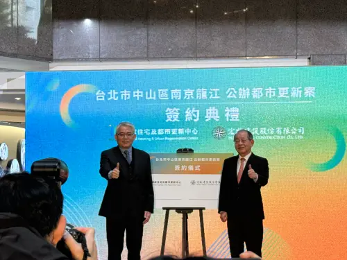 ▲國家住都中心董事長花敬群（左）和宏盛建設董事長林新欽（右）今出席「南京龍江公辦都更案」簽約儀式。（圖／記者張家瑋攝）