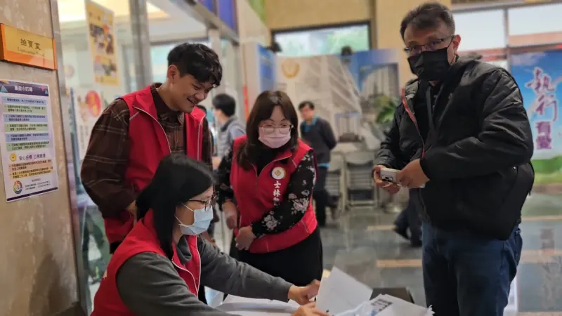    ▲江先生拍賣會受不願多談為何花將近95萬元掃貨。（圖／記者劉松霖攝）  