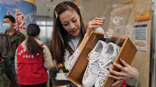 ▲競標民眾黃小姐花2500元標到NIKE鞋送給弟弟當結婚禮物。（圖／記者劉松霖攝）