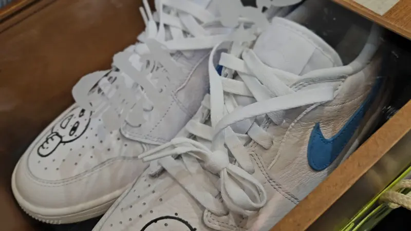    ▲競標民眾黃小姐花2500元標到NIKE鞋送給弟弟當結婚禮物。（圖／記者劉松霖攝）  