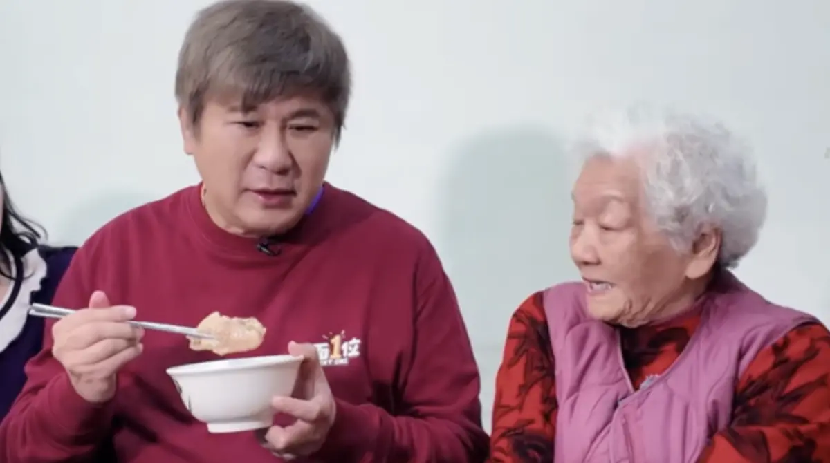 ▲藝人胡瓜（左）YouTube頻道《下面一位》迎來第100集，親自走入長者粉絲家中送紅包，現場還玩起《綜藝大集合》的遊戲，場面歡笑聲不斷，足見胡瓜親民又接地氣的形象，十分到位。（圖／下面一位提供）