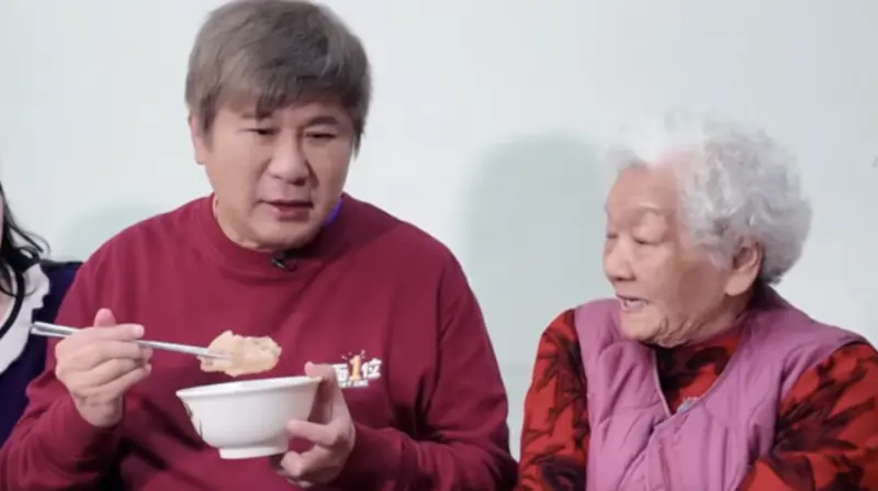 ▲藝人胡瓜（左）YouTube頻道《下面一位》迎來第100集，親自走入長者粉絲家中送紅包，現場還玩起《綜藝大集合》的遊戲，場面歡笑聲不斷，足見胡瓜親民又接地氣的形象，十分到位。（圖／下面一位提供）