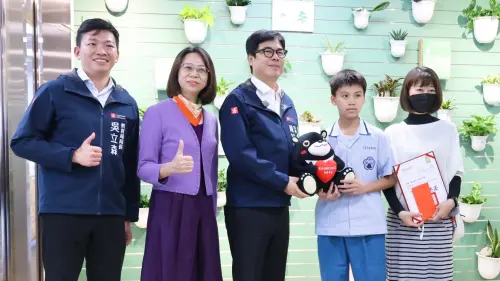 鳳山國中生暖心善行感動全網　陳其邁公開表揚
