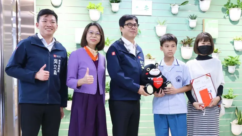 ▲高雄市長陳其邁今（3）日在市政會議上公開表揚江同學，除了讚賞他的行為，同時予以感謝與肯定。（圖／高市府教育局提供）