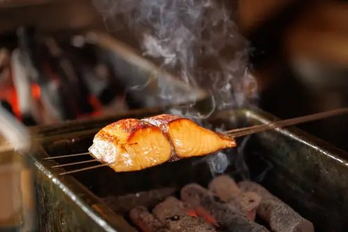 ▲「朝炭」空間中最受矚目的焦點是二口「雲井窯」烤爐。（圖／豊漁餐飲集團提供www.instagram.com/asasumi.tw/）