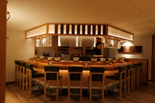 ▲「朝炭」僅設有十席板前座位（圖／豊漁餐飲集團提供www.instagram.com/asasumi.tw/）