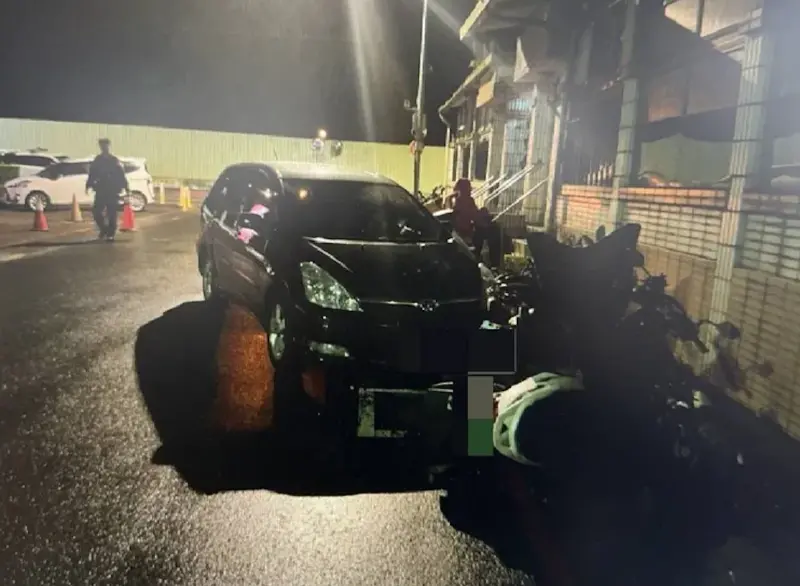 ▲一名48歲吳姓保全於上班途中疑似因視線不佳不慎撞到行人，而後因緊張再度誤踩油門。（圖／翻攝畫面）