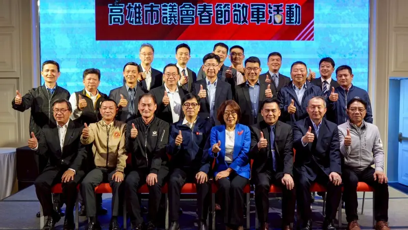 ▲高雄市議會2日舉辦115年春節敬軍活動，前後任八軍團指揮官齊聚。（圖／高雄市議會提供）