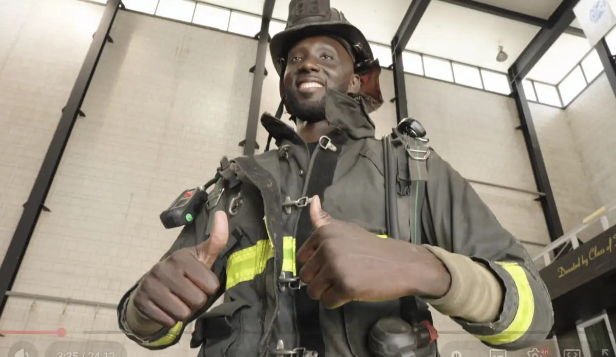 ▲229公分的前NBA巨人法爾（Tacko Fall），去年撥空參與芝加哥社區舉辦的消防員模擬訓練，留下許多身穿防護衣的照片，若未來如願成為考上特考，將打破歷史紀錄，成為全世界歷史上最高的消防員。（圖／取自Tacko Fall Youtube頻道）