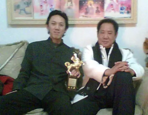 ▲馬如龍（右）的兒子黃人龍（左）驚傳倒在家中，送醫後猝逝，享年49歲。馬如龍女兒黃詠淇發文哀嘆：「老弟，看見爸爸了嗎？」令網友感傷。（圖／摘自黃詠淇 FB）