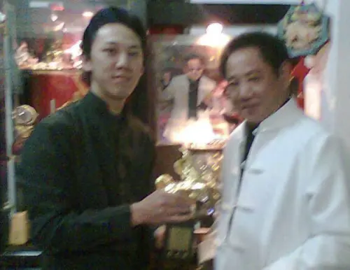 ▲馬如龍（右）去世後6年多，兒子黃人龍（左）也猝逝，享年49歲，網友都為他們家人感到哀傷。（圖／摘自黃詠淇 FB）