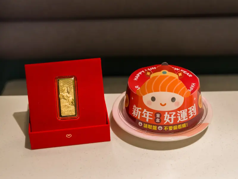 ▲爭鮮盲盒壽司又來了！爭鮮迴轉壽司、爭鮮PLUS今開賣「好運盲盒」每盤售價30元，刮刮樂最大獎有機會抽中「0.05錢金箔」。（圖／爭鮮sushiexpress.com.tw)