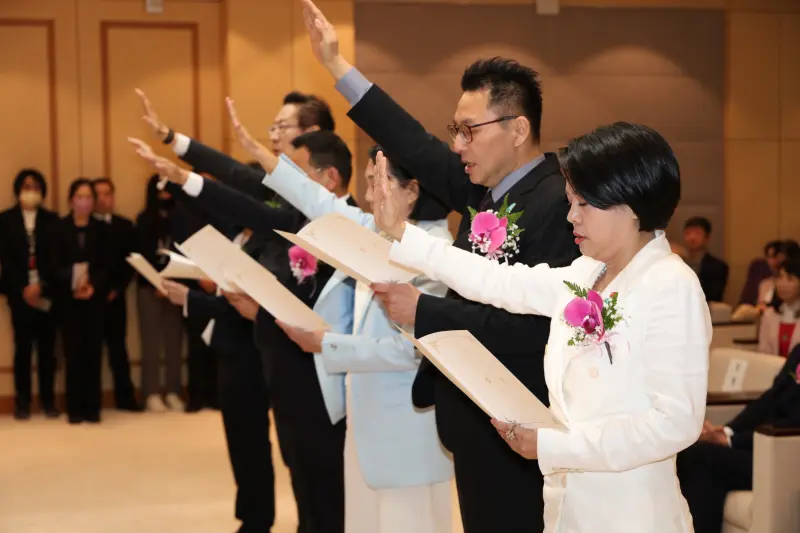 ▲亮台灣護照自清！他酸李貞秀「搞錯重點」：護照台胞證先收起來。（圖／記者嚴俊強攝，2026.02.03）