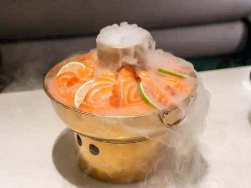 ▲爭鮮PLUS門市限定「霧裡尋鮭圍爐鍋」399元。（圖／爭鮮sushiexpress.com.tw)