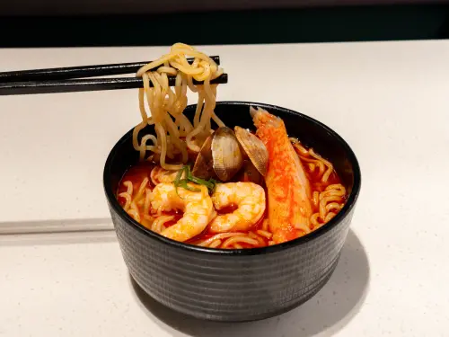 ▲爭鮮迴轉壽司門市限定「鮮味蝦貝麵」120元。（圖／爭鮮sushiexpress.com.tw)