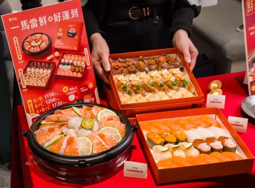 ▲爭鮮迴轉壽司、爭鮮PLUS開賣春節外帶餐盒600元起。（圖／爭鮮sushiexpress.com.tw)