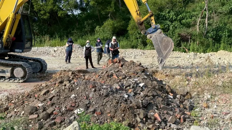 ▲ 高市美濃農地盜採土石案經橋頭地檢署歷經4個多月偵辦，近期偵結。檢方依違反廢棄物清理法和組織犯罪條例等罪，將石麗君等12人提起公訴，其中主謀呂啟田和石麗君分別求處有期徒刑4年和2年。（圖／橋頭地檢署提供）