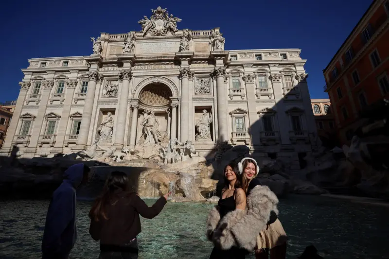 ▲位於義大利羅馬的許願池「特雷維噴泉」（Trevi Fountain）一直以來是當地十分著名的景點，不過由於人潮眾多，羅馬市政府推出新規定，想要近距離往噴泉投幣許願得支付2歐元（約台幣74元）的門票費用。（圖／美聯社／達志影像）