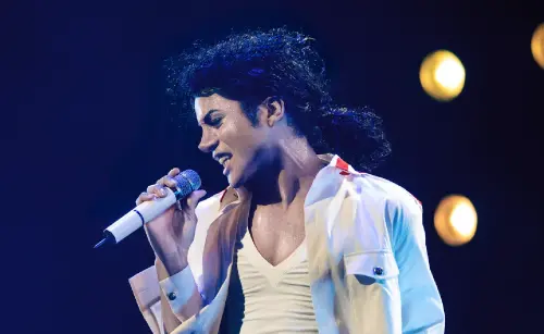 《麥可傑克森》全球熱賣遭揭驚人內幕！導演沒參與補戲還賺了4億