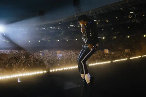 ▲《麥可傑克森》呈現麥可過去在萬千粉絲眼前的精彩演出情況，讓人懷念。（圖／UIP提供）