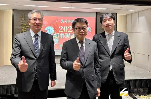 ▲永達保經2025年新契約保費收入達新台幣39億元。展望2026年，啟動全面成長策略，挑戰60億元新契約保費。永達保經董事長吳文永（中）與總經理（左）陳慶鴻及總經理特助吳柏瑨合影。（圖／記者顏真真攝）