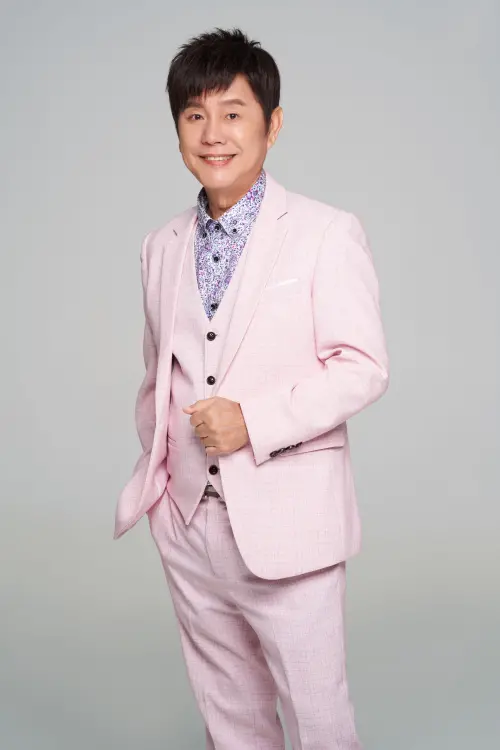 ▲77歲黃西田有張娃娃臉。（圖／萬星傳播提供）