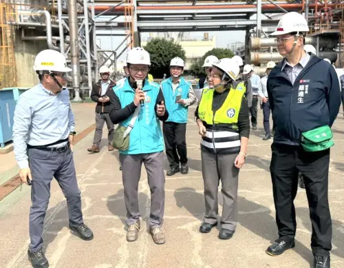 ▲高雄市政府勞工局到高雄市林園區林園工業區台灣氯乙烯工業公司林園廠，進行石化廠春安聯合督導檢查工作。(圖／高雄市政府勞工局提供)