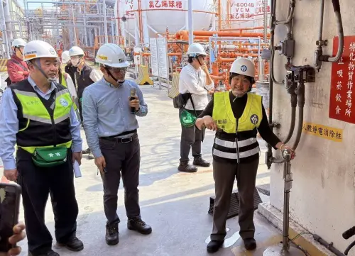 ▲勞動部次長黃玲娜(右1)體驗人體靜電消除的情形。(圖／高雄市政府勞工局提供)