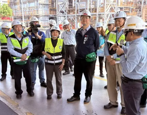 ▲高雄市政府副市長羅達生與勞動部次長黃玲娜、高雄市政府勞工局局長江健興聽取廠方人員的解說。(圖／高雄市政府勞工局提供)