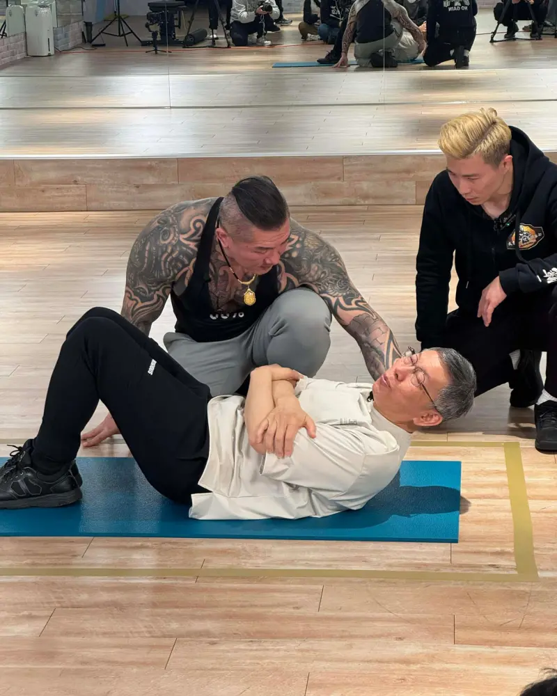 ▲館長幫柯文哲練肌肉！支持者：明年換阿北拍寫真。（圖／臉書 飆捍）