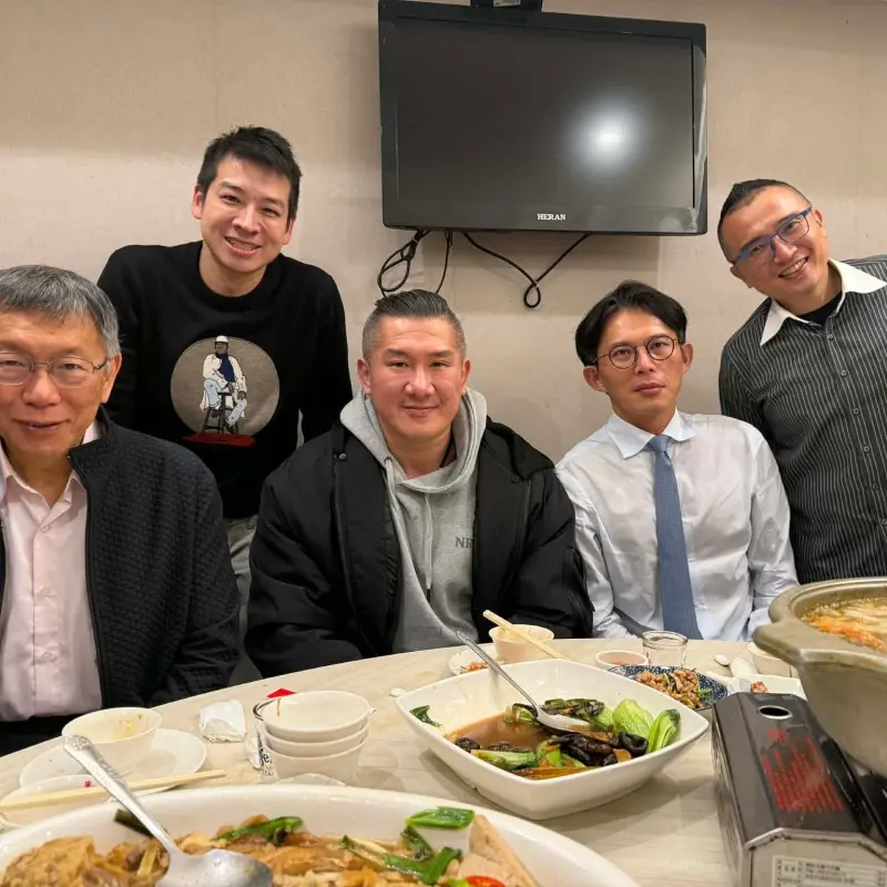    ▲館長幫柯文哲練肌肉！支持者：明年換阿北拍寫真。（圖／臉書 飆捍）  